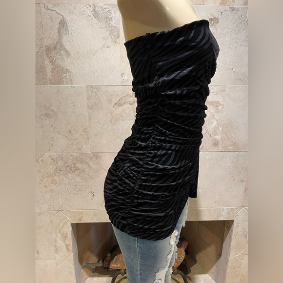 Arden B. One shoulder velvet top in black - Picture 5 of 9